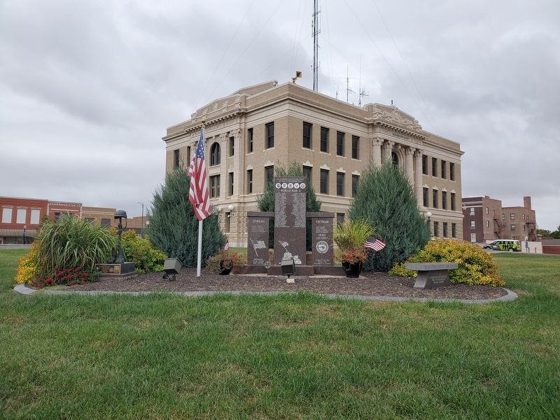 Wide view of Richardson County Veterans Memorial in front of the county courthouse image. Click for full size.