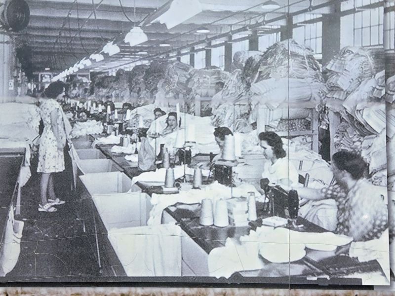 Archival photo of cotton mill workers shown on the Mooresville mural. image. Click for full size.