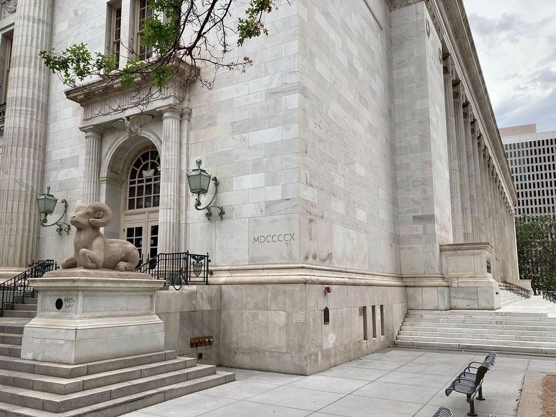 Courthouse and Markers. Click for full size. Courthouse and Markers image. Click for full size.