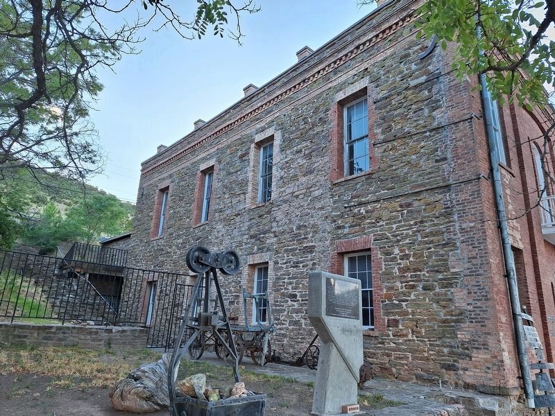 The Lincoln County Courthouse & Marker image. Click for full size.
