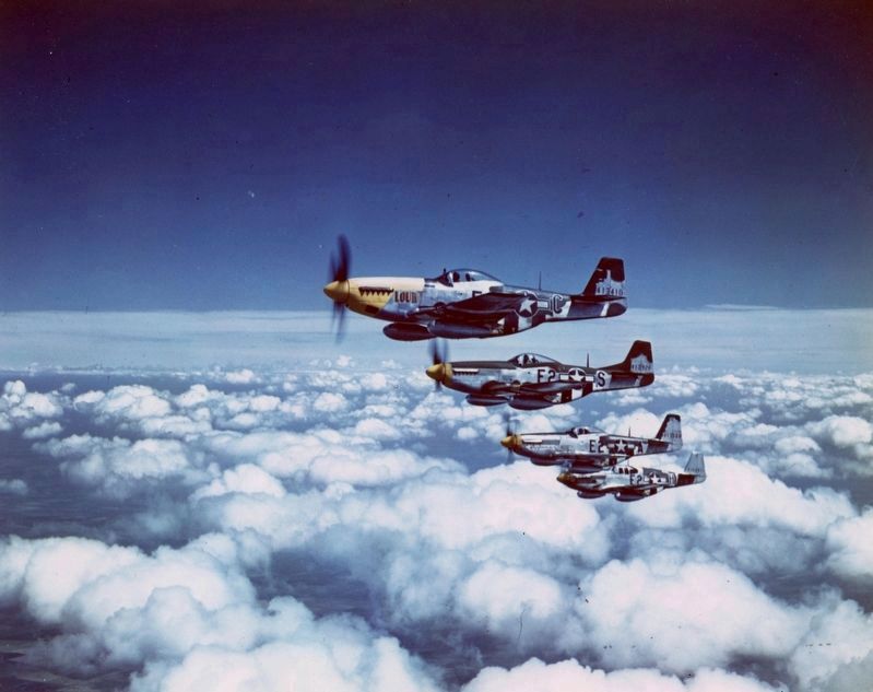 Flight of P-51 Mustangs image. Click for full size.