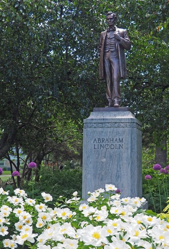 1929 statue of Abraham Lincoln at the Grand Army of the Republic Circle. Click for full size. 1929 statue of Abraham Lincoln at the Grand Army of the Republic Circle image. Click for full size.
