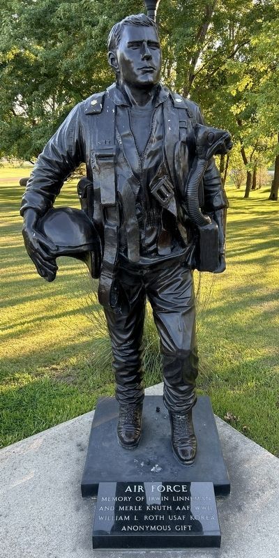 Air Force Statue image. Click for full size.