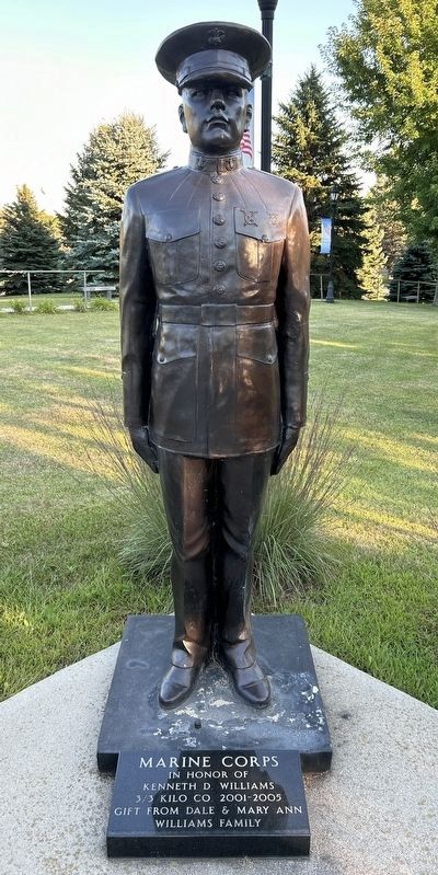 Marine Corps Statue image. Click for full size.