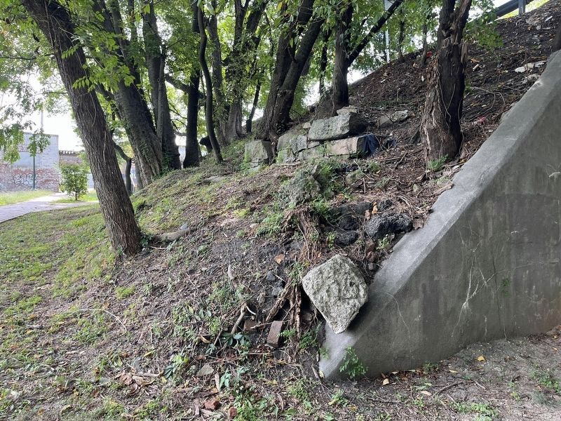 The rocks mentioned in the marker image. Click for full size.