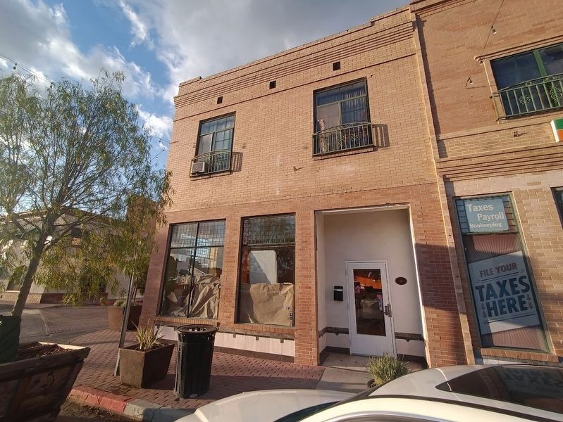 Building entrance shown from Santa Fe Ave, with marker depicted to the right of the door image. Click for full size.