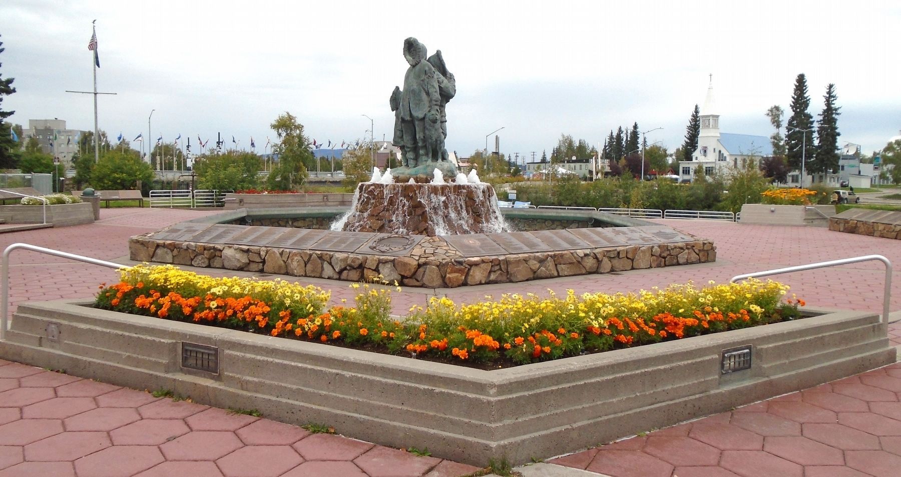 "Unknown First Family" Statue and Fountain image. Click for full size.