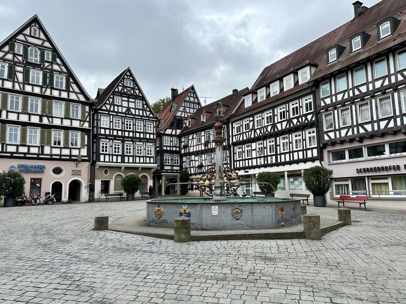 Marktbrunnen / Market Square Fountain and Marker - looking south image. Click for full size.
