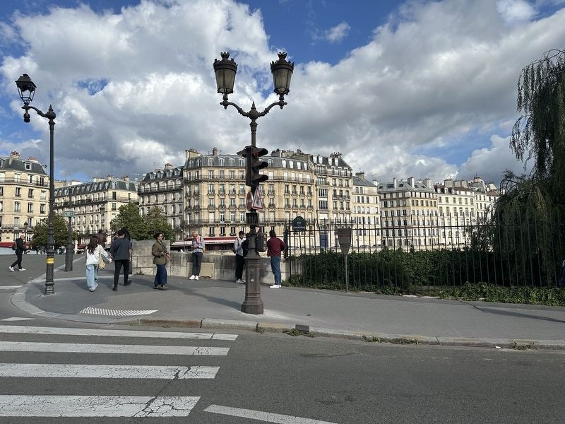 Ile Saint-Louis Marker - wide view, with buildings on the Île Saint-Louis in the background. Click for full size. Ile Saint-Louis Marker - wide view, with buildings on the Île Saint-Louis in the background image. Click for full size.