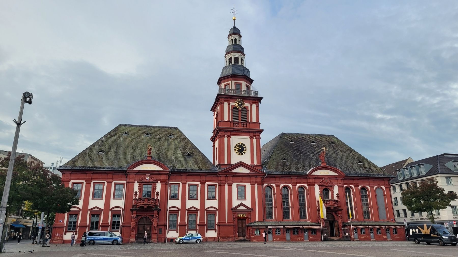 The Altes Rathaus / Old Town Hall image. Click for full size.