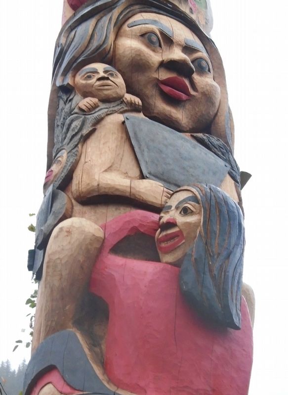 L'eeneidí Kootéeyaa Lucky Lady and Clan Member Totem Pole Detail. Click for full size. L'eeneidí Kootéeyaa Lucky Lady and Clan Member Totem Pole Detail image. Click for full size.