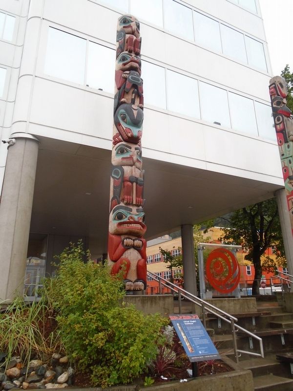 Ch'�ak' (Eagle) Koot�eyaa (Totem Pole) and Marker image. Click for full size.