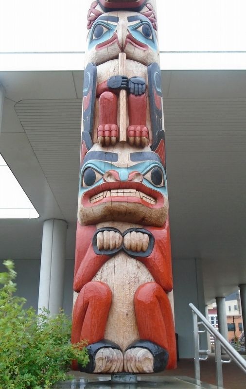 Ch'�ak' (Eagle) Koot�eyaa Thunderbird and Brown Bear Detail image. Click for full size.