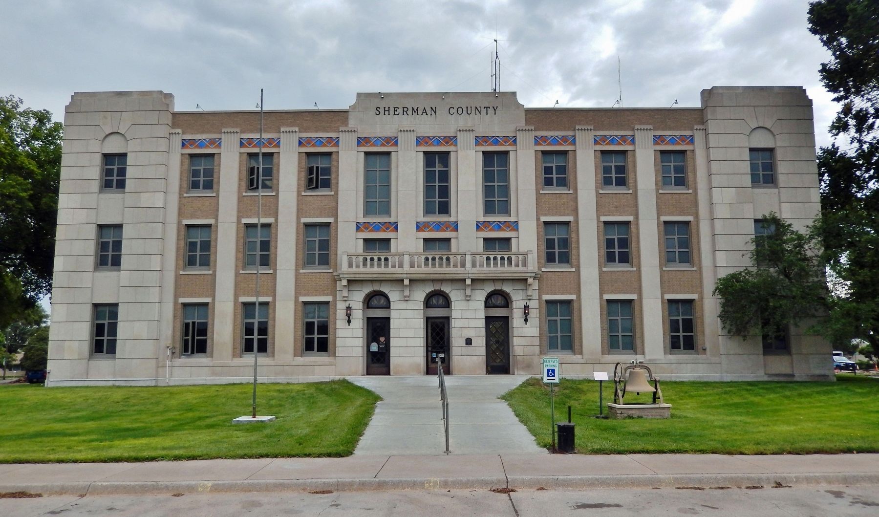 Sherman County Courthouse (<i>west/front elevation</i>). Click for full size. Sherman County Courthouse (<i>west/front elevation</i>) image. Click for full size.