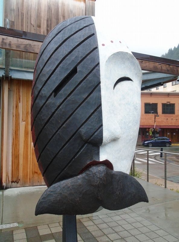 Faces of Alaska - I�upiat Mask image. Click for full size.