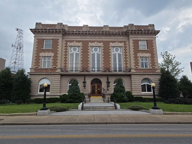 Full front view (North side) of Bristol Tennessee Post Office & Custom House Marker. Click for full size. Full front view (North side) of Bristol Tennessee Post Office & Custom House Marker image. Click for full size.