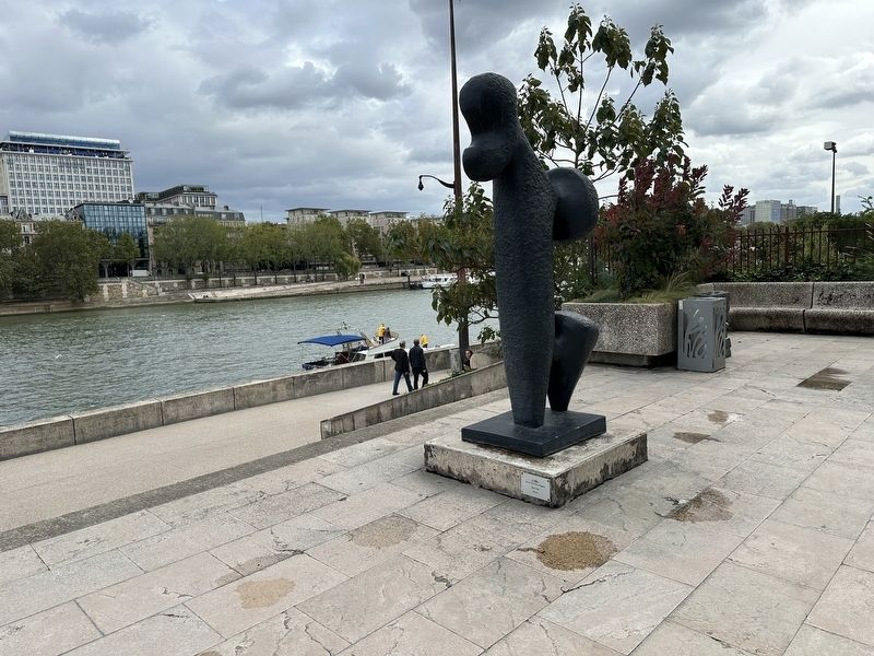 Sculpture by the Bulgarian sculptor Liuba within Jardin Tino-Rossi. Click for full size. Sculpture by the Bulgarian sculptor Liuba within Jardin Tino-Rossi image. Click for full size.
