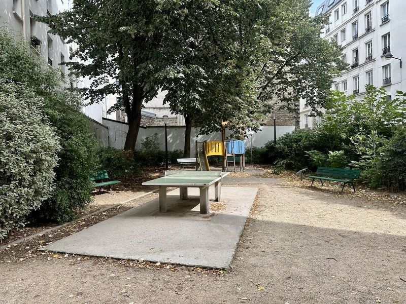 Square Jean Allemane - interior image. Click for full size.