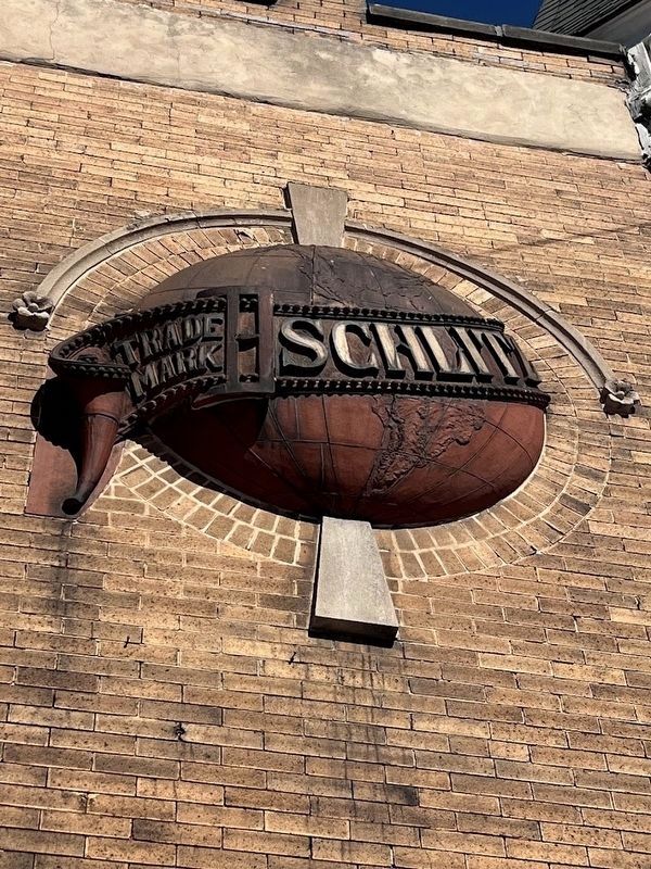 Schlitz globe on the building's fa�ade image. Click for full size.