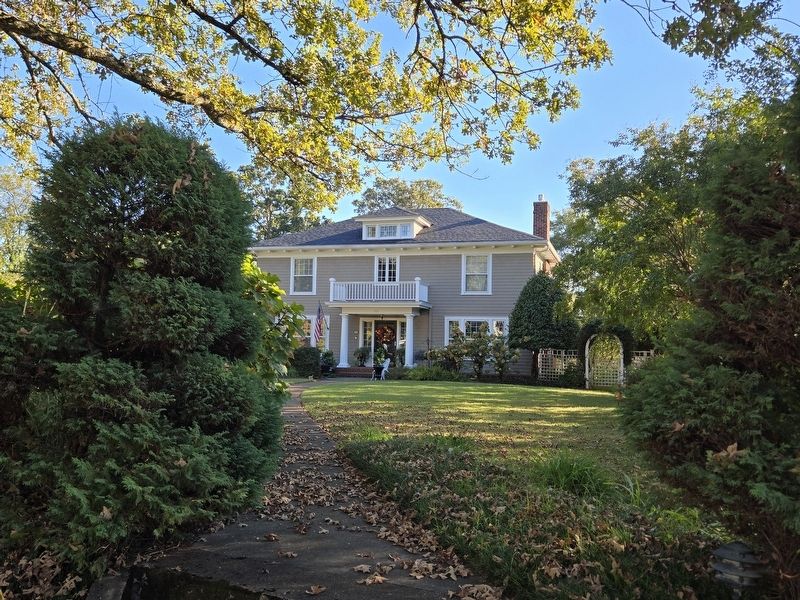 Full front view of Kennedy-Setzer House.. Click for full size. Full front view of Kennedy-Setzer House. image. Click for full size.