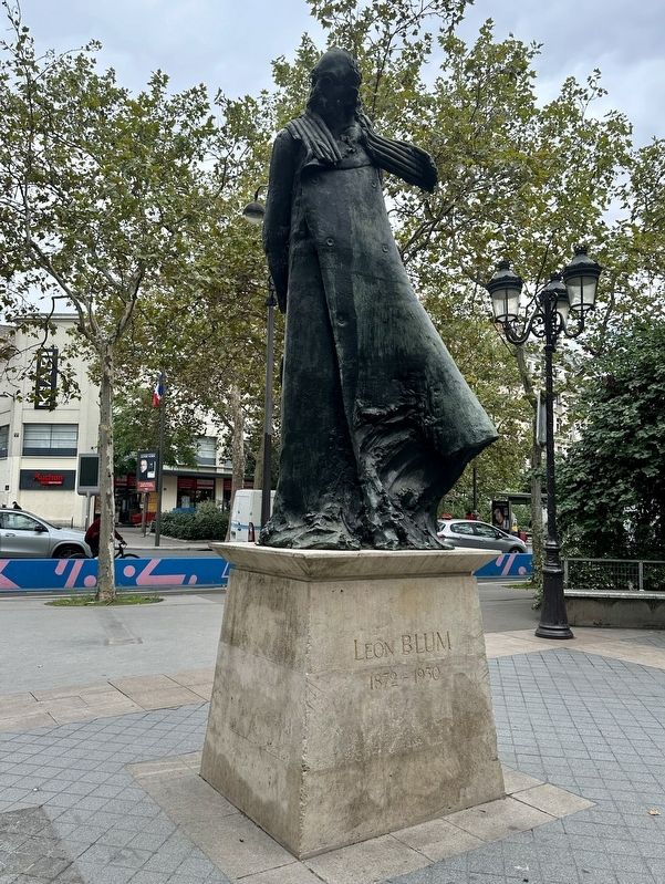 Statue of L�on Blum at Place L�on Blum image. Click for full size.