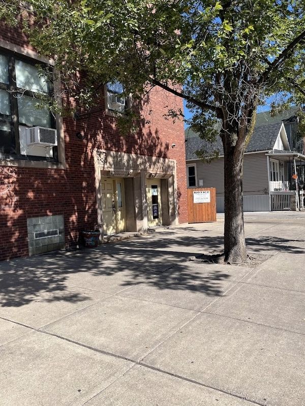 The southeast entrance to Cisneros School image. Click for full size.
