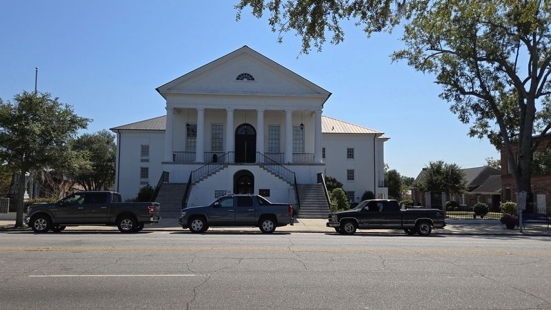 Full view Williamsburg Courthouse. The marker is to the front left of the building image. Click for full size.