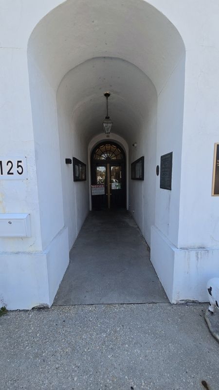 Williamsburg Courthouse lower level entrance image. Click for full size.