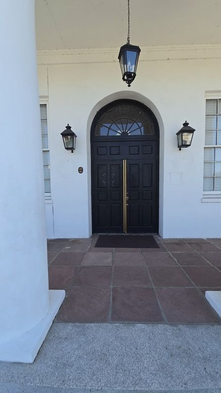 Williamsburg Courthouse Upper Level entrance image. Click for full size.