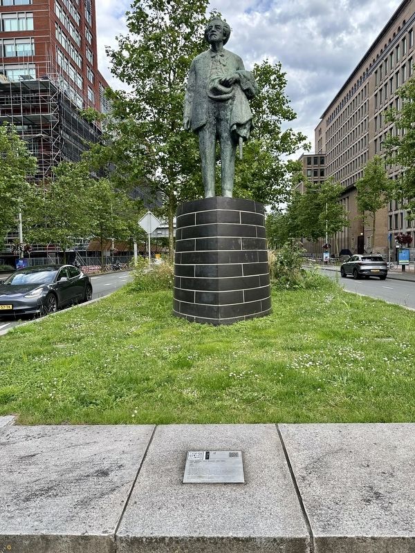 F.M. Wibaut statue and marker image. Click for full size.