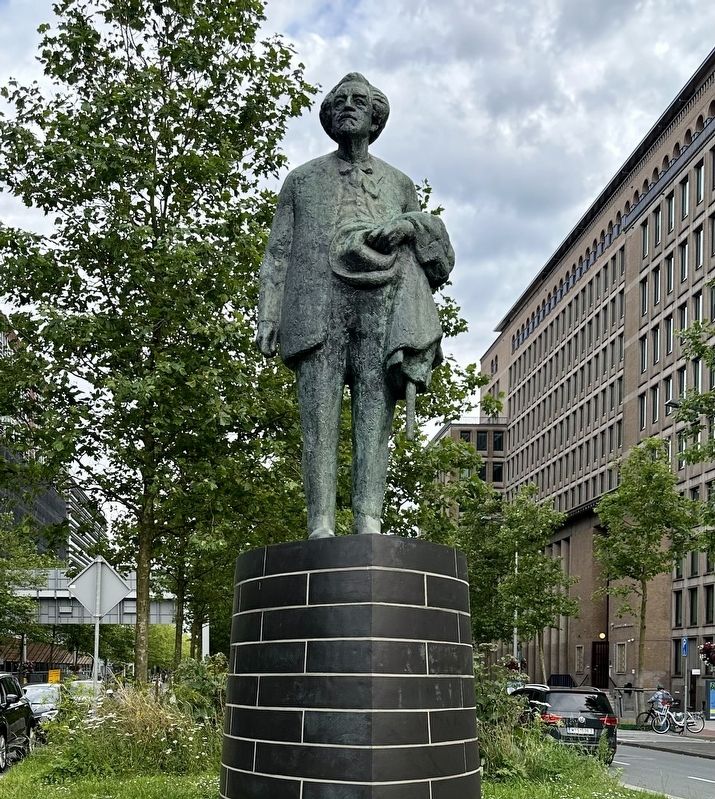 F.M. Wibaut statue image. Click for full size.