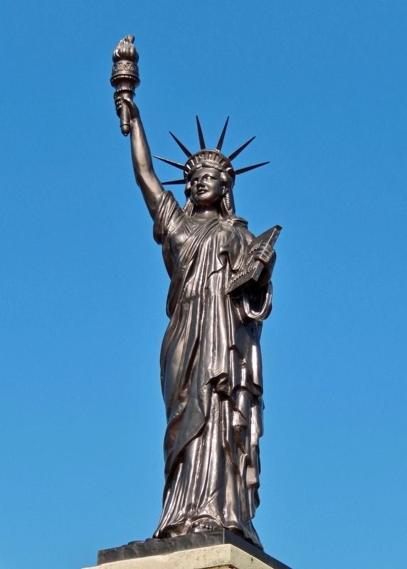 Replica of the Statue of Liberty image. Click for full size.