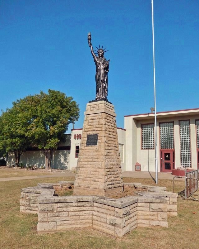 Replica of the Statue of Liberty image. Click for full size.