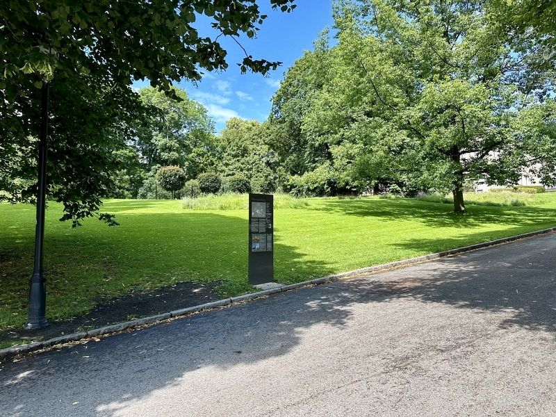 Slottsparken / Palace Park Marker - wide view image. Click for full size.