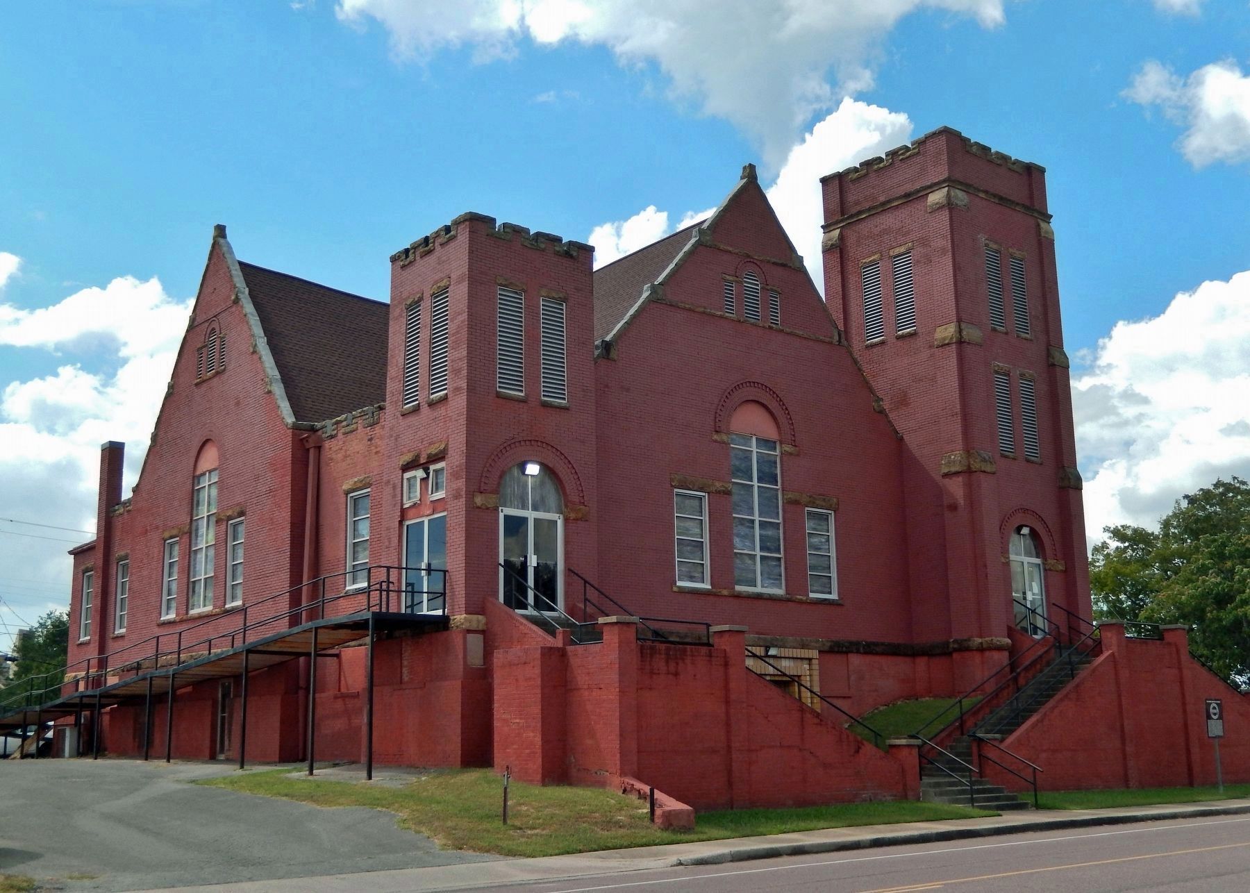 First Missionary Baptist Church (<i>northeast elevation</i>) image. Click for full size.
