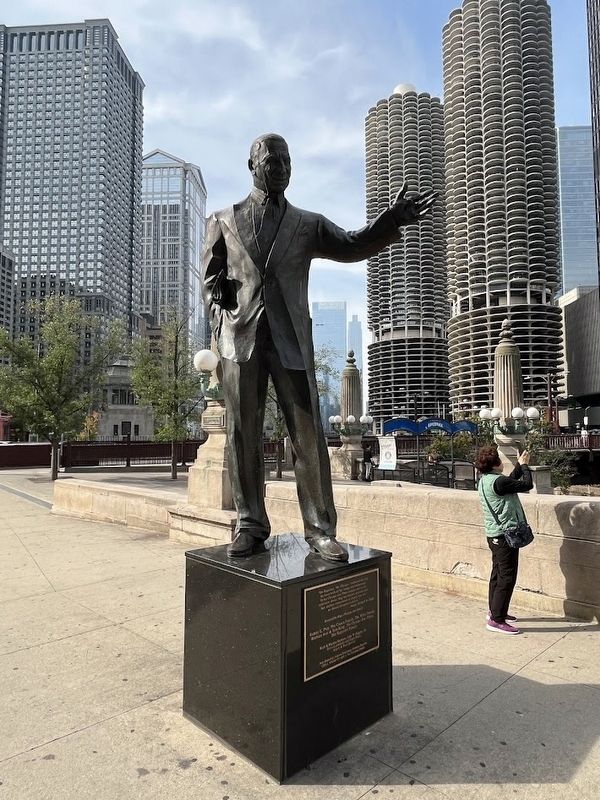 Irv Kupcinet statue image. Click for full size.