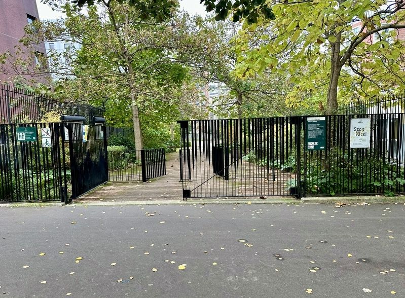 Jardin Luc-Hoffmann (1967) Marker - wide view image. Click for full size.