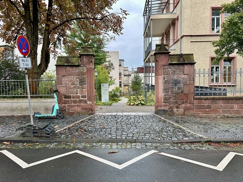 �Wir sind in die Irre gegangen� / �We have gone astray� Marker - wide view image. Click for full size.