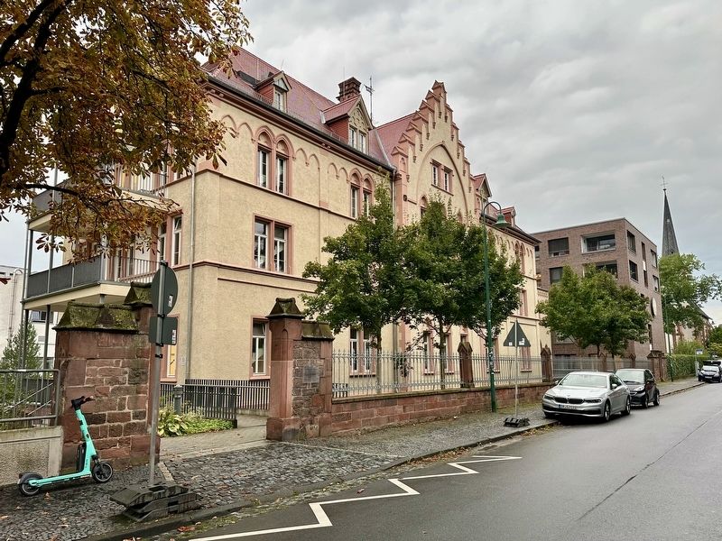 �Wir sind in die Irre gegangen� / �We have gone astray� Marker - wider view image. Click for full size.