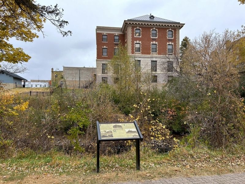 Federal Building / River Inn / City Hall Marker & Federal Building image. Click for full size.