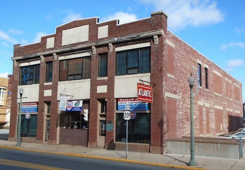 Jerry's Classic Cars & Collectibles Museum and Marker image. Click for full size.