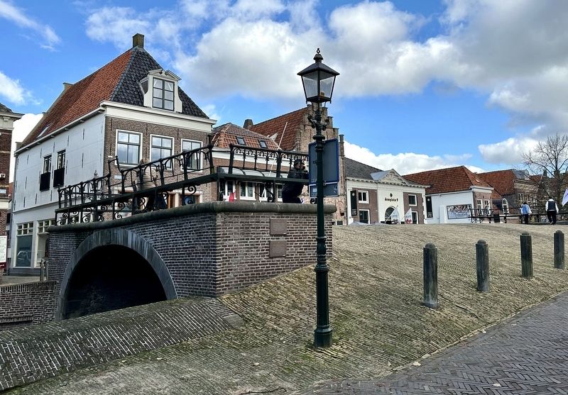 Damsluis Marker - wide view image. Click for full size.