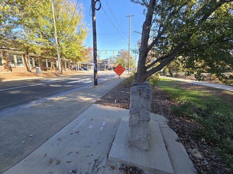 Wildcat Highway Marker looking towards intersection of East 7th Street & Hawthorne Ln. image. Click for full size.
