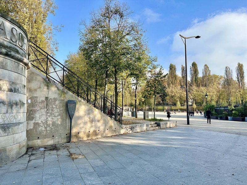 La Bassin de Villette Marker - wide view. Click for full size. La Bassin de Villette Marker - wide view image. Click for full size.
