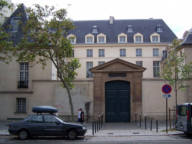 View of the Hôtel de Nesmond at 55-59, quai de la Tournelle in Paris. Click for full size. View of the Hôtel de Nesmond at 55-59, quai de la Tournelle in Paris image. Click for full size.