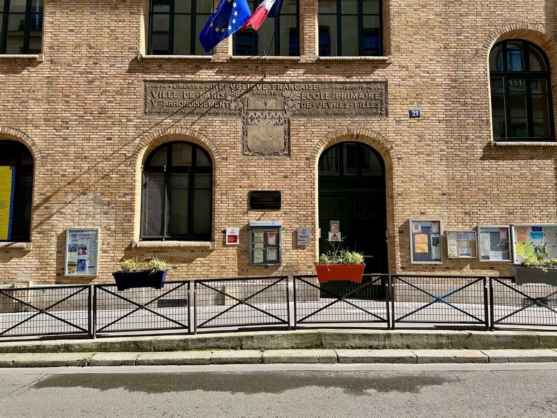 École Élémentaire rue de Pontoise Deported Jewish Students Memorial - wide view. Click for full size. École Élémentaire rue de Pontoise Deported Jewish Students Memorial - wide view image. Click for full size.
