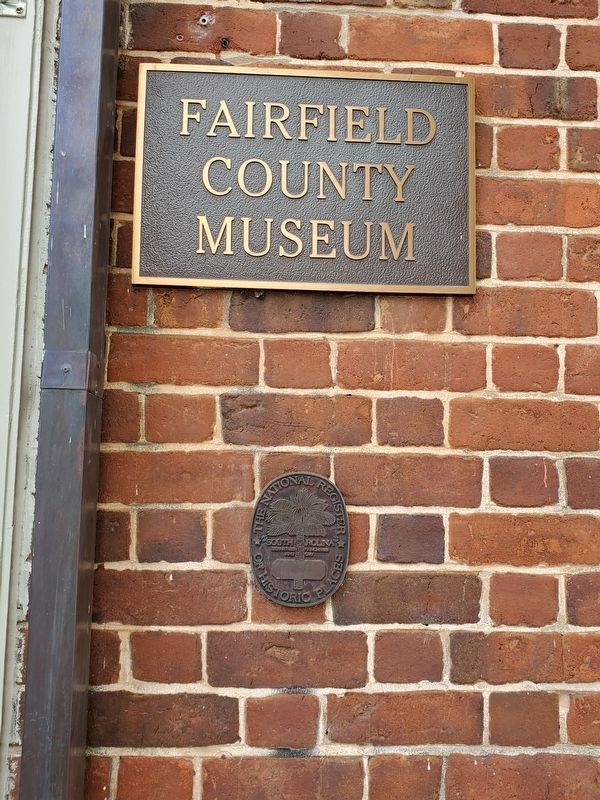 Fairfield County Museum plaque above South Carolina historic places medallion image. Click for full size.