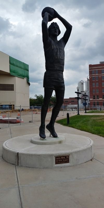 Larry Bird statue image. Click for full size.