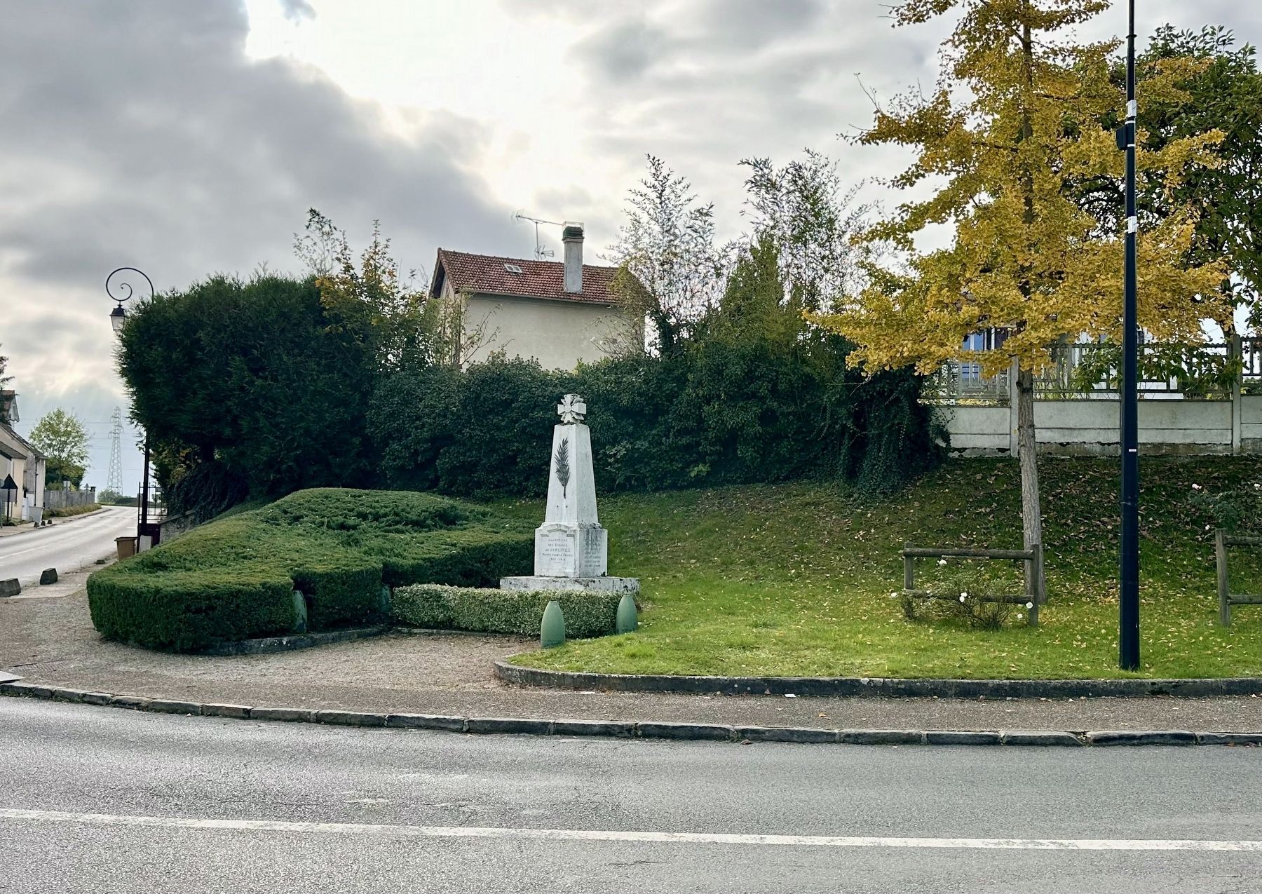Jablines World War I Memorial - wide view image. Click for full size.
