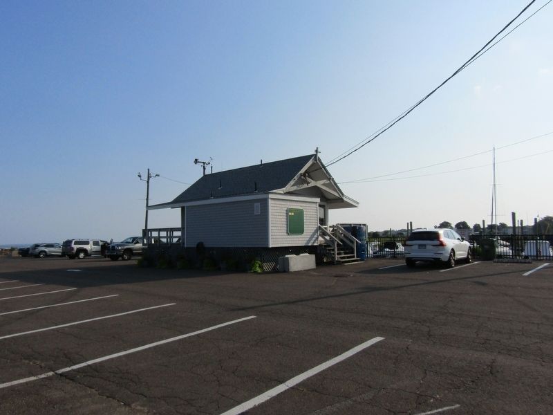 Len Hubbard Municipal Marina Building image. Click for full size.